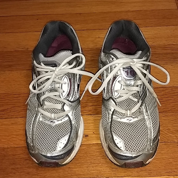 Brooks Shoes - Brooks Addiction 10th Edition Size 9